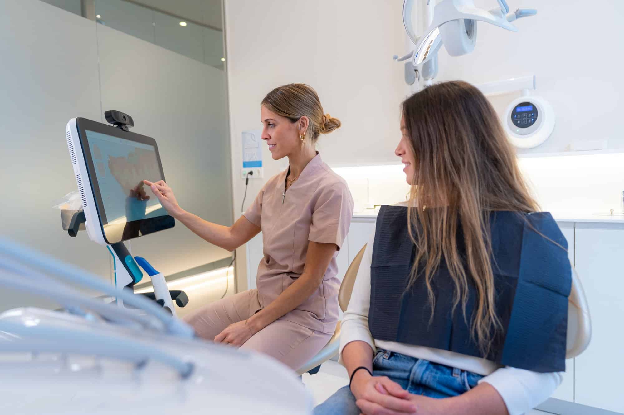 Künstliche Intelligenz in der Zahnmedizin 1 Künstliche Intelligenz in der Zahnmedizin: Zahnarzt nutzt moderne Technologie, um einem Patienten das Verfahren zu erklären