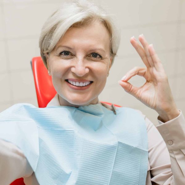 Patientin mit perfektem Lächeln, die ein Selfie macht und bloggt, bei einer zahnärztlichen Untersuchung. Patientin mit perfektem Lächeln, die ein Selfie macht und bloggt, bei einer zahnärztlichen Untersuchung.